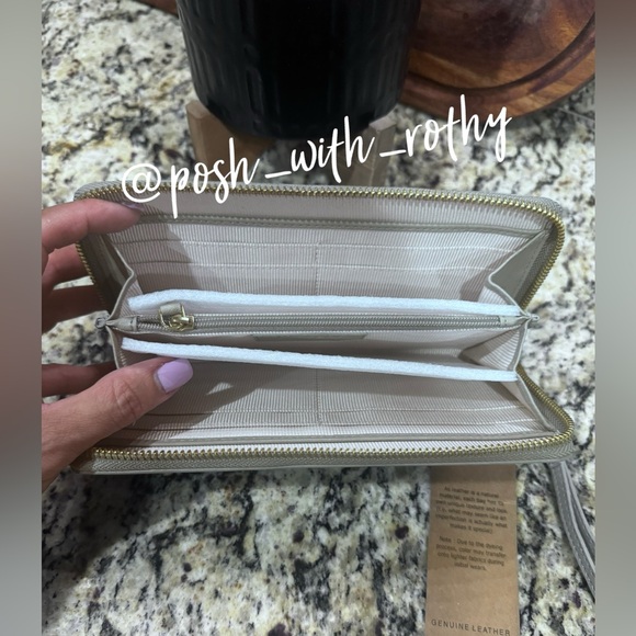 Margot Gabby Single Zip Around Wallet/Wristlet, NWT - Picture 3 of 5